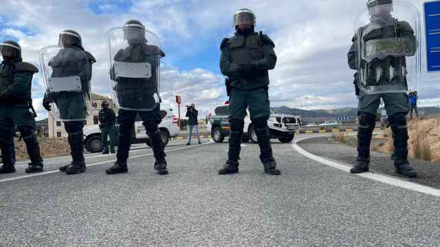 La Guardia Civil en Villena, cortando la entrada a la Autovía A-31 con dirección Madrid el pasado 16 de febrero.