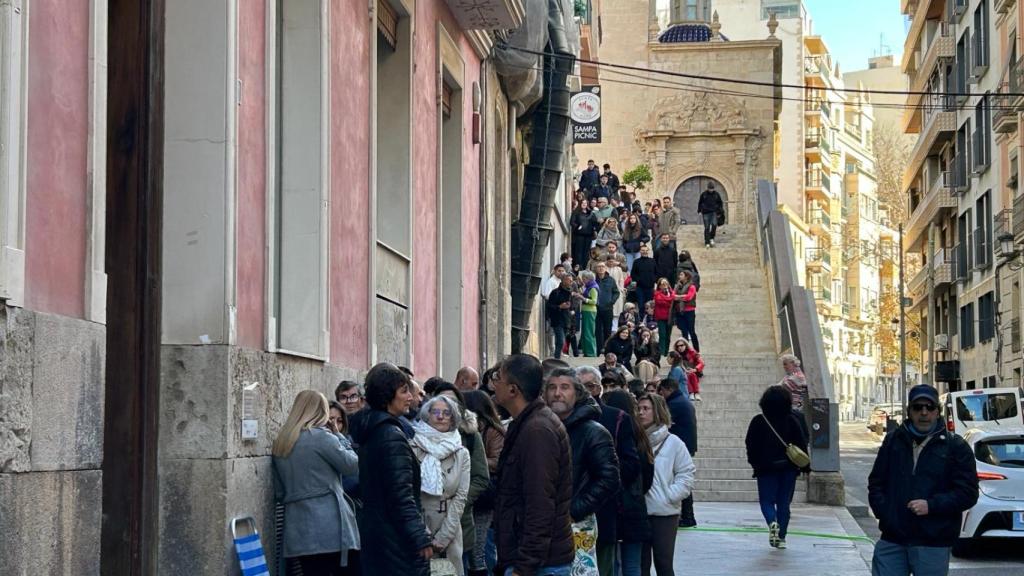 Larga cola en Alicante para realizar la prueba para 'El Cautivo'.