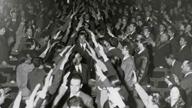 El acto de unificación entre Falange Española y las JONS en el Teatro Calderón de Valladolid, el 4 de marzo de 1934.