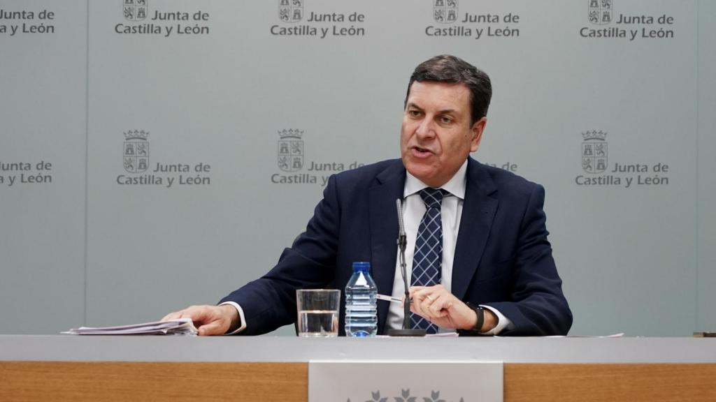 El consejero de Economía y Hacienda y portavoz, Carlos Fernández Carriedo, comparece en rueda de prensa posterior al Consejo de Gobierno.