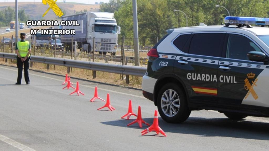 Imagen de un dispositivo de la Guardia Civil en un área de servicio