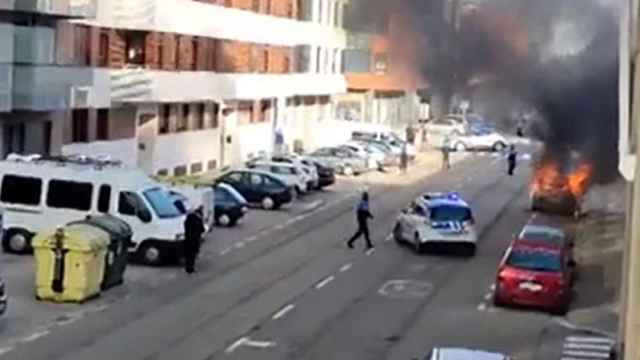 Imagen del coche ardiendo capturadas de un vídeo de redes sociales