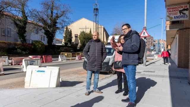 Los concejales socialistas visitan las obras de la Carretera de Ledesma en Pizarrales