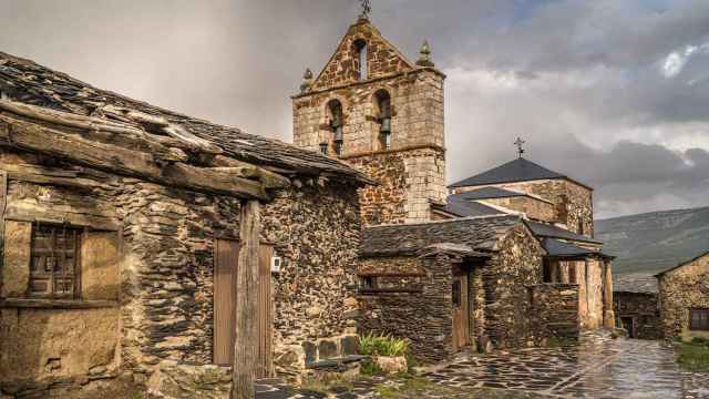 Imagen de la iglesia de El Muyo, uno de los pueblos negros de Segovia