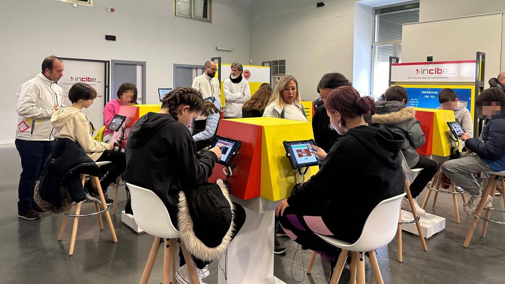 Estudiantes de Segovia en el stand de ciberseguridad del INCIBE