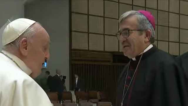 El arzobispo de Valladolid, Luis Argüello saludando al Papa Francisco