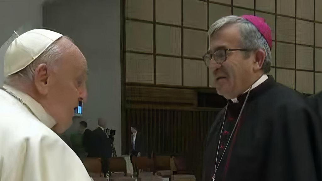 El arzobispo de Valladolid, Luis Argüello saludando al Papa Francisco