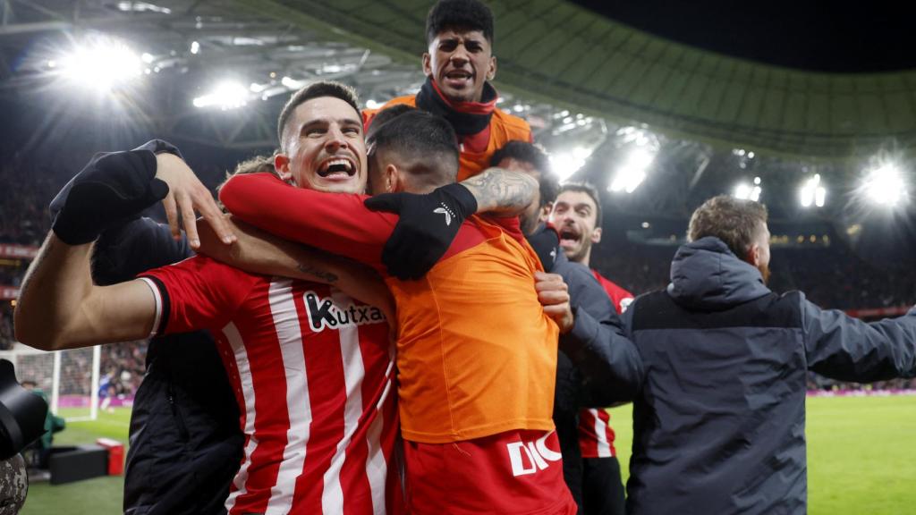 Los jugadores del Athletic Club celebran el gol de Guruzeta.