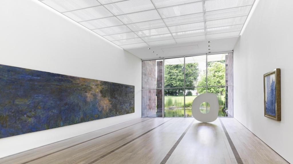 Claude Monet: ‘Estanque de nenúfares’, h. 1917–1920 y 'La catedral de Rouen: el portal (efecto de mañana)’, 1894. Fundación Beyeler, Riehen/Basel, Beyeler Collection. Ellsworth Kelly: White Ring, 1963. Col. privada, © 2013, Ellsworth Kelly. Foto: Serge Hasenböhler