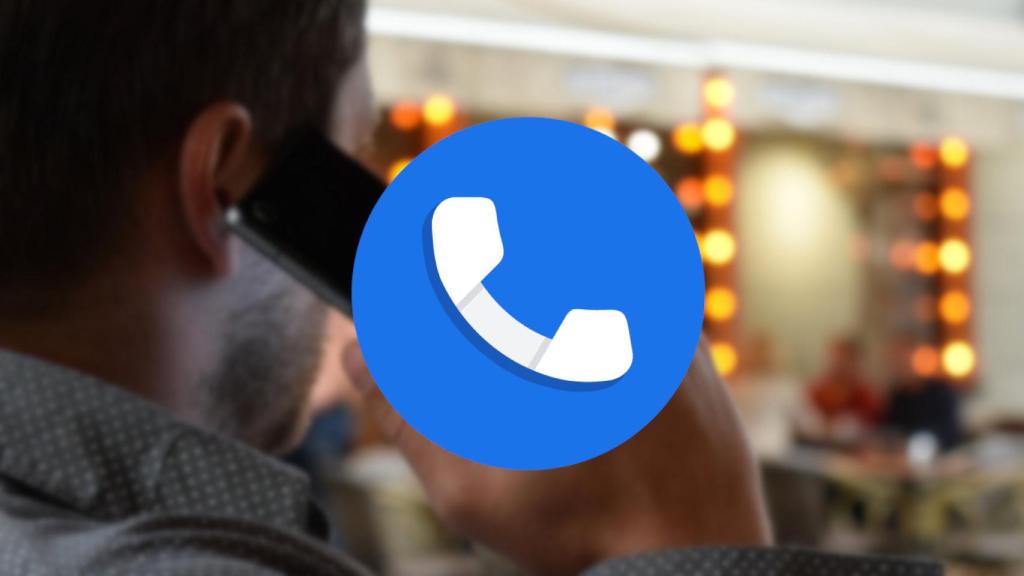 Hombre hablando por teléfono con el icono de la app de Teléfono de Google