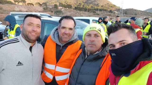 Uno de los portavoces de la protesta, Juan Antonio Pérez (2i), este jueves, junto a otros agricultores concentrados en la refinería de Escombreras.