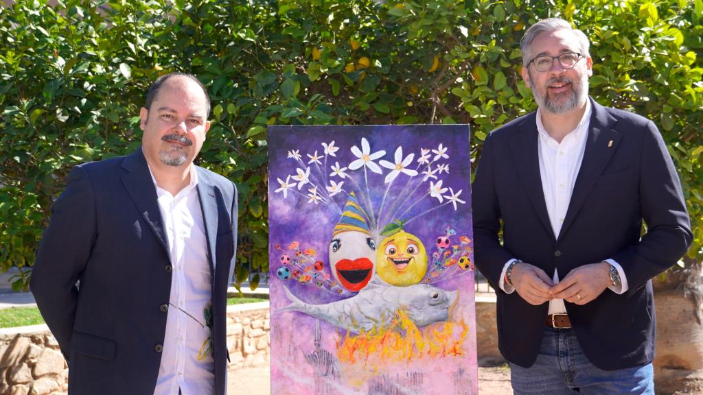 Presentación del cartel de Santomera como Municipio de Llegada del Entierro de la Sardina por su creador, José Miguel Muñoz (izda.) y el alcalde, Víctor Martínez (dcha.).