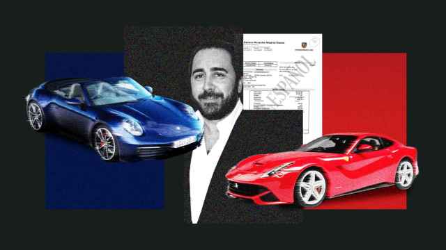 Víctor de Aldama, junto a los modelos de Ferrari y Porsche que compró con el dinero de las comisiones.