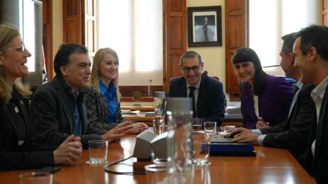 Los responsables del Gobierno, de las empresas y de la Universidad de Murcia, durante la reunión.