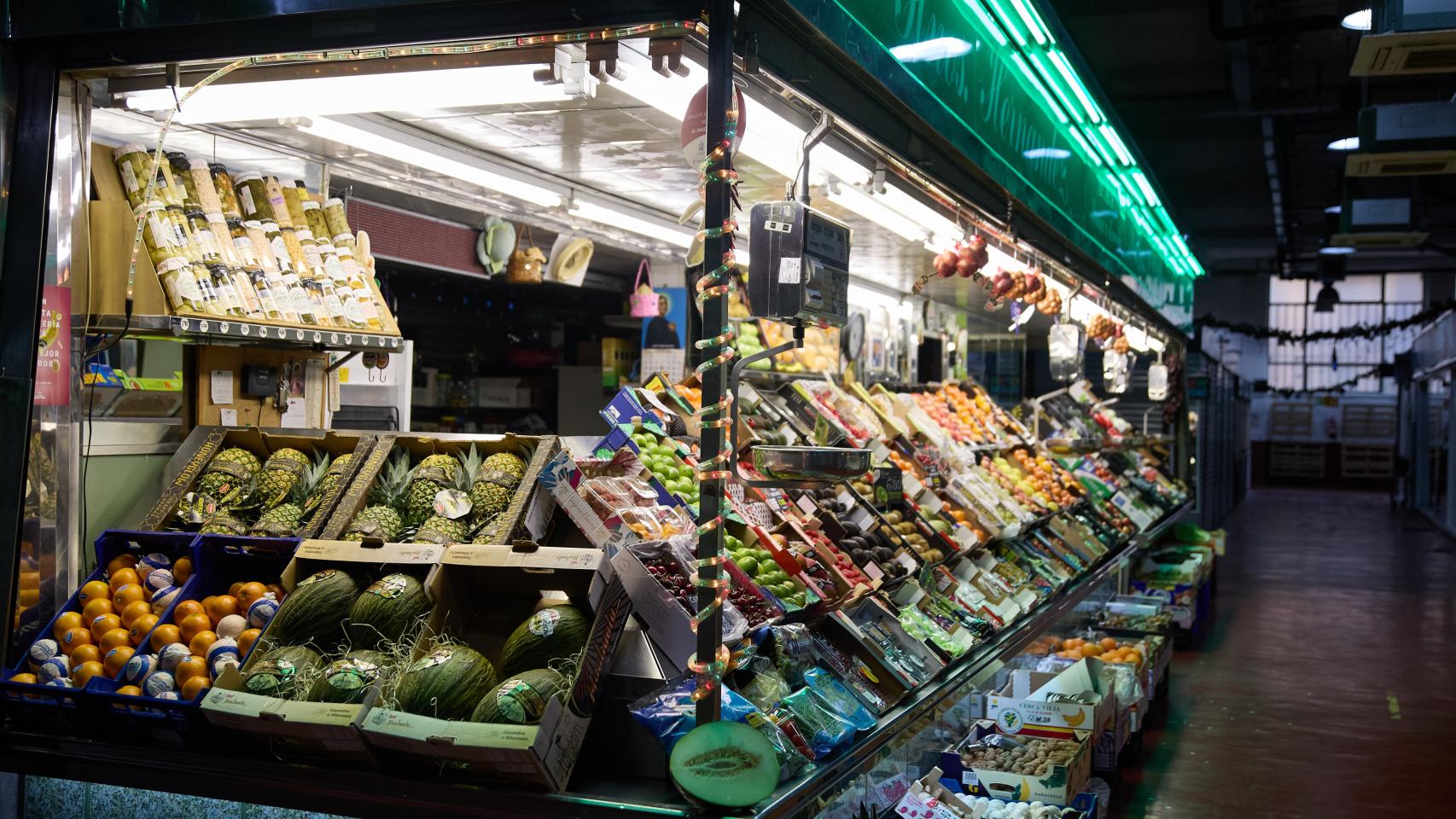 Expositor de una frutería en un mercado