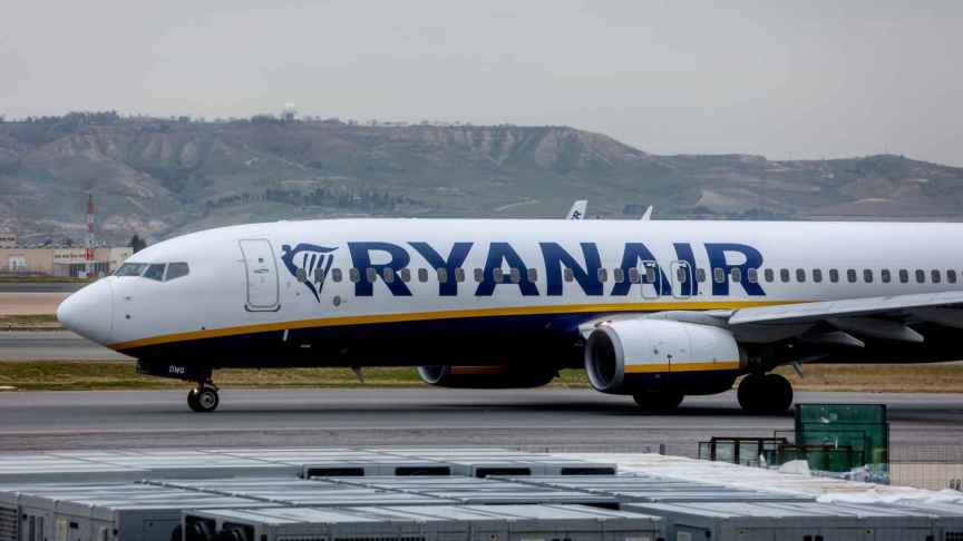 Un avión de la aerolínea Ryanair en el aeropuerto Adolfo Suárez Madrid-Barajas