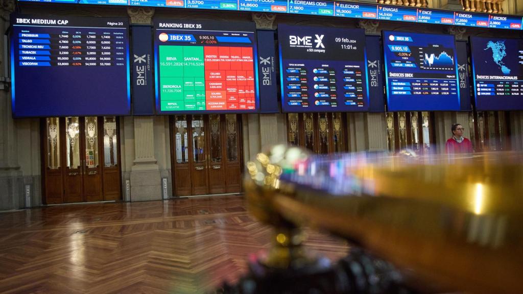Pantallas del interior del Palacio de la Bolsa de Madrid muestra distintas cotizaciones.
