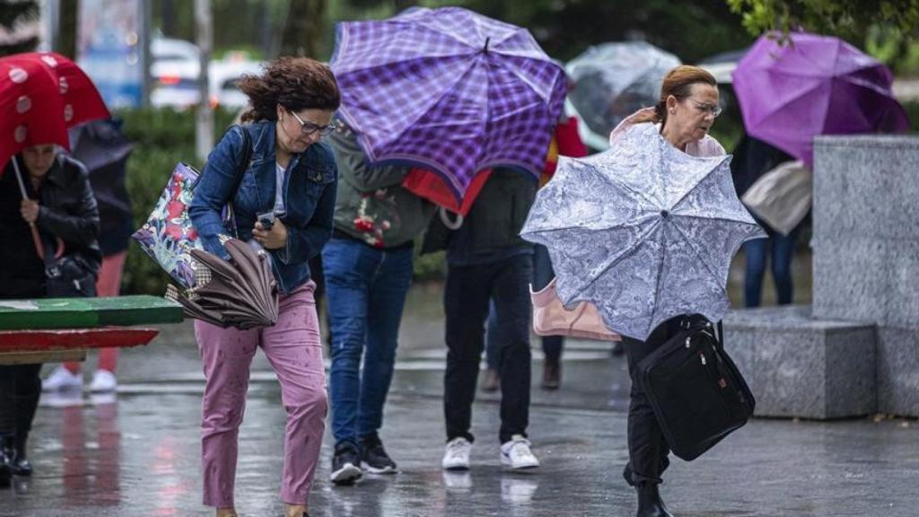 La Aemet activa la alerta amarilla por fuertes rachas de viento en Madrid: las zonas más afectadas