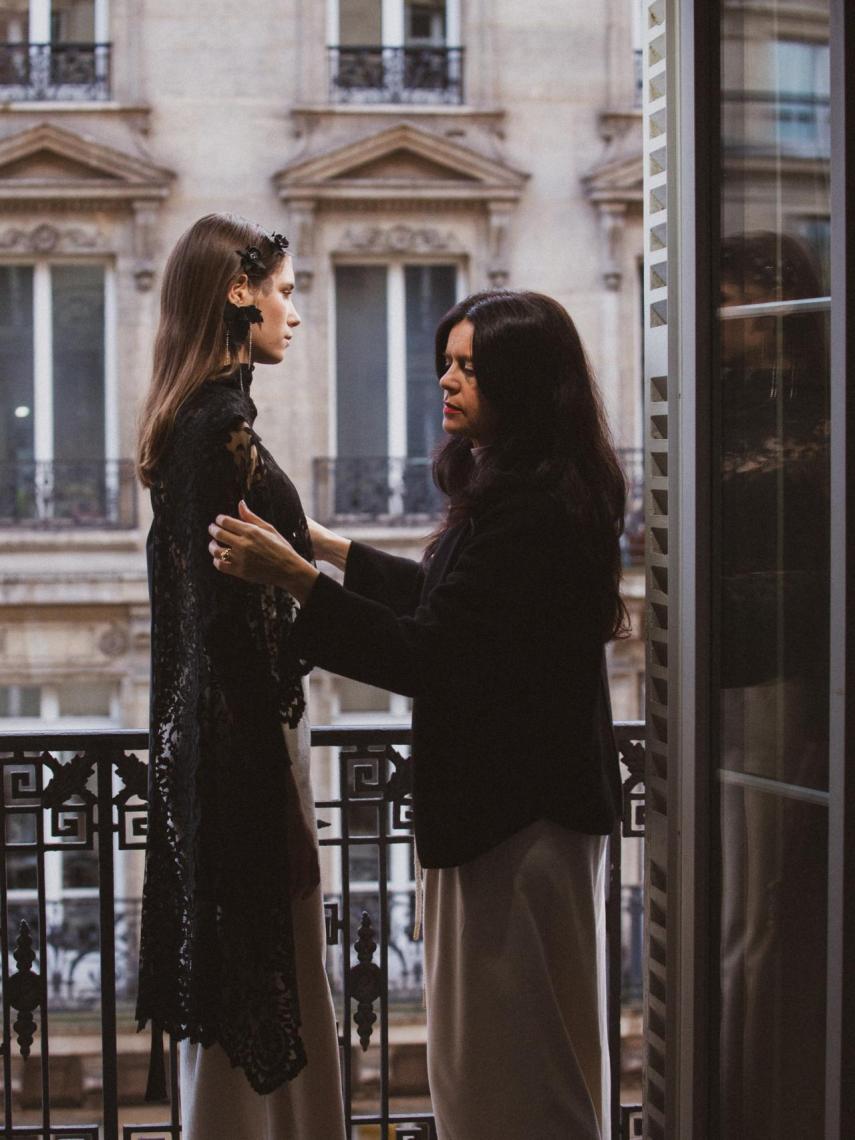 Pilar Dalbat, con una modelo.