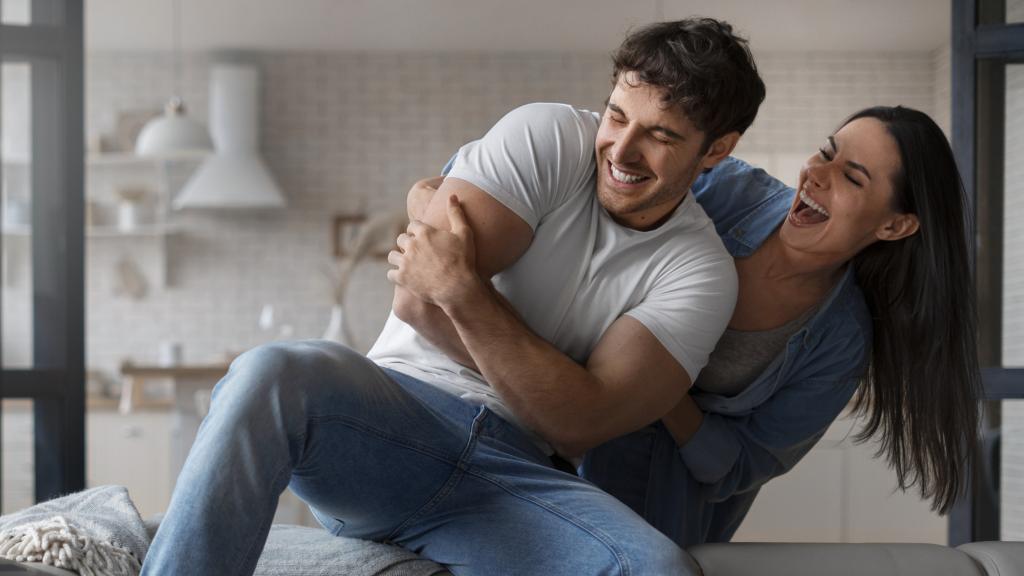Pareja feliz de en el sofá de casa.