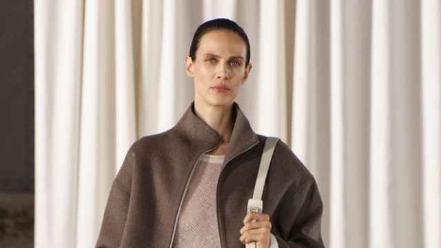 Una modelo de Zara con un bolso en formato bandolera de la nueva colección.