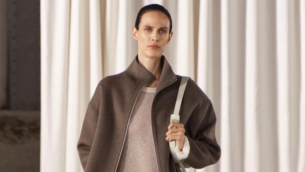 Una modelo de Zara con un bolso en formato bandolera de la nueva colección.