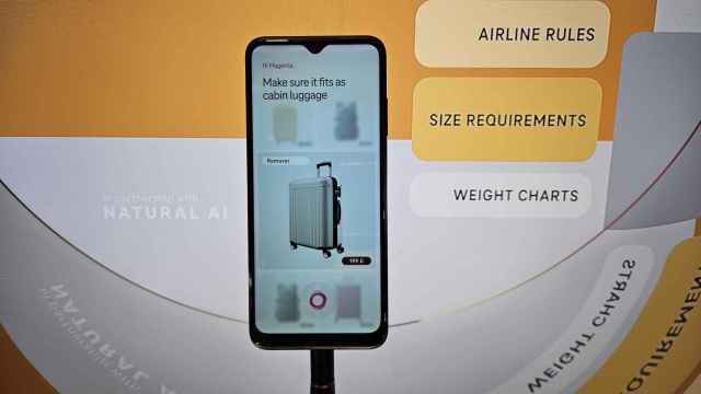 AI Phone ayudando a comprar una maleta.