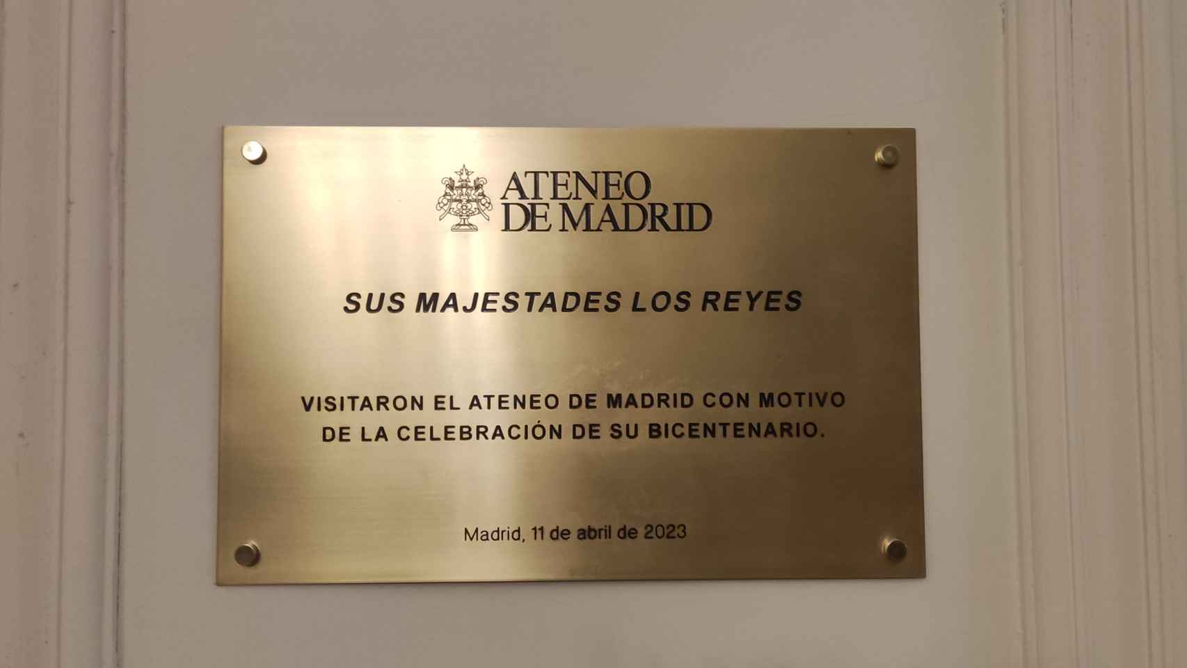 Placa conmemorativa de la visita de los Reyes de España a la celebración del bicentenario del Ateneo de Madrid, 2023