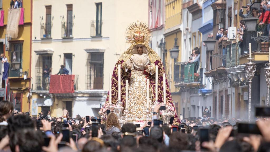 La Virgen de la Esperanza de Triana en la calle Pureza