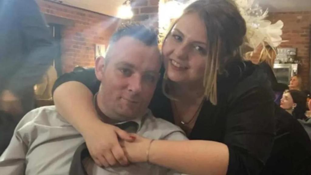 Michael Cartlidge y Charlotte Cox, durante una cena