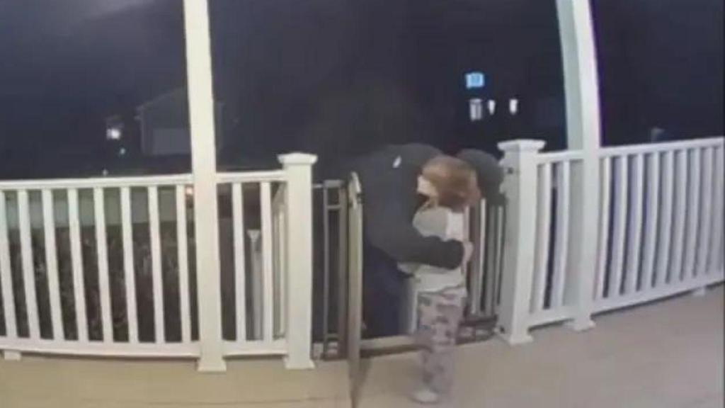 El emotivo abrazo entre el repartidor y la niña