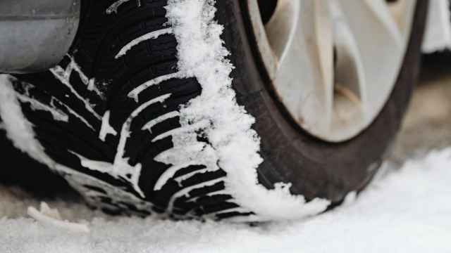Imagen de un neumático en la nieve