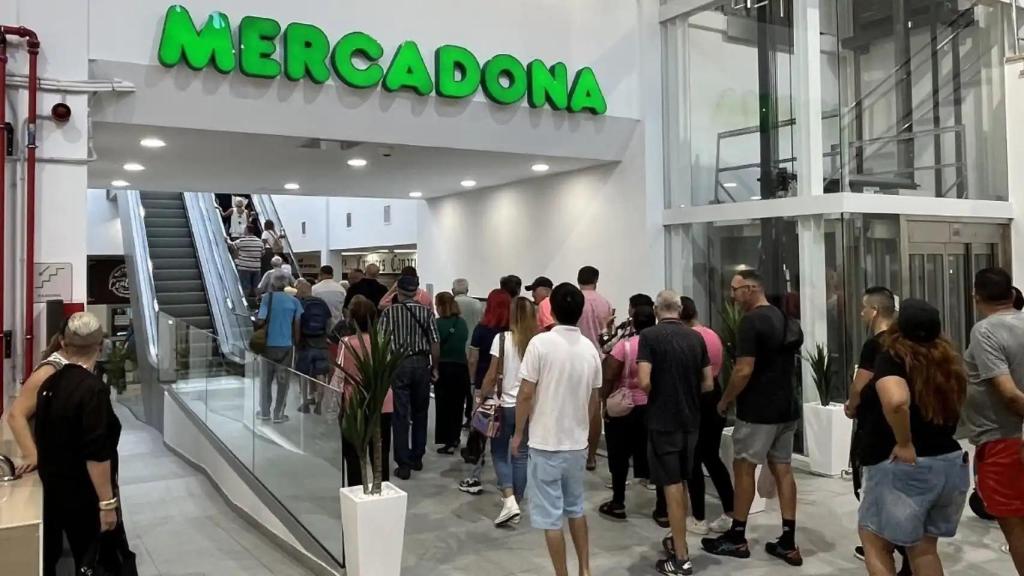 Un grupo de personas haciendo cola para entrar a un Mercadona