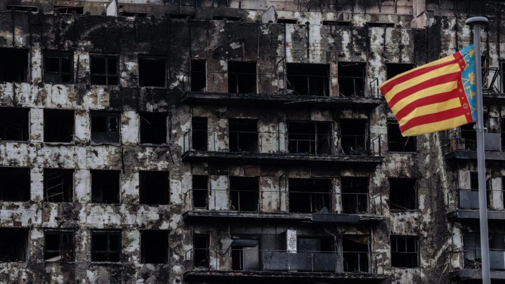 Imagen de las plantas superiores del edificio incendiado.