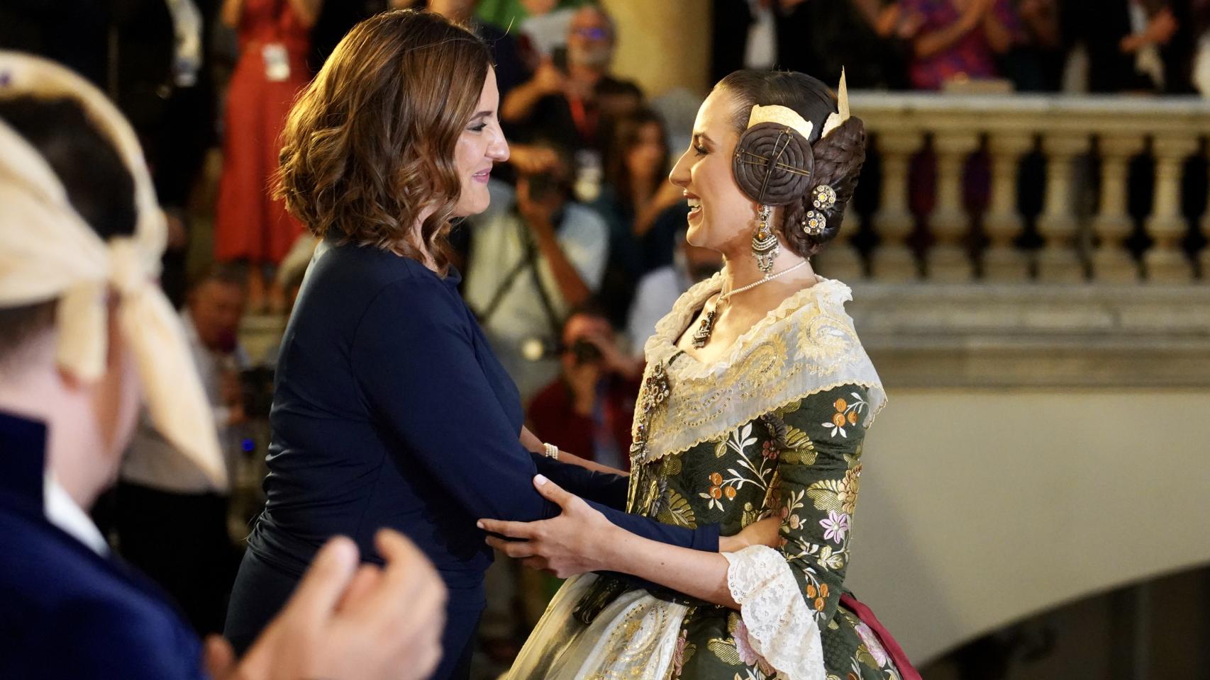 La alcaldesa de Valencia, María José Catalá, junto a María Estela Arlandis, en el Ayuntamiento de Valencia a 11 de octubre de 2023.
