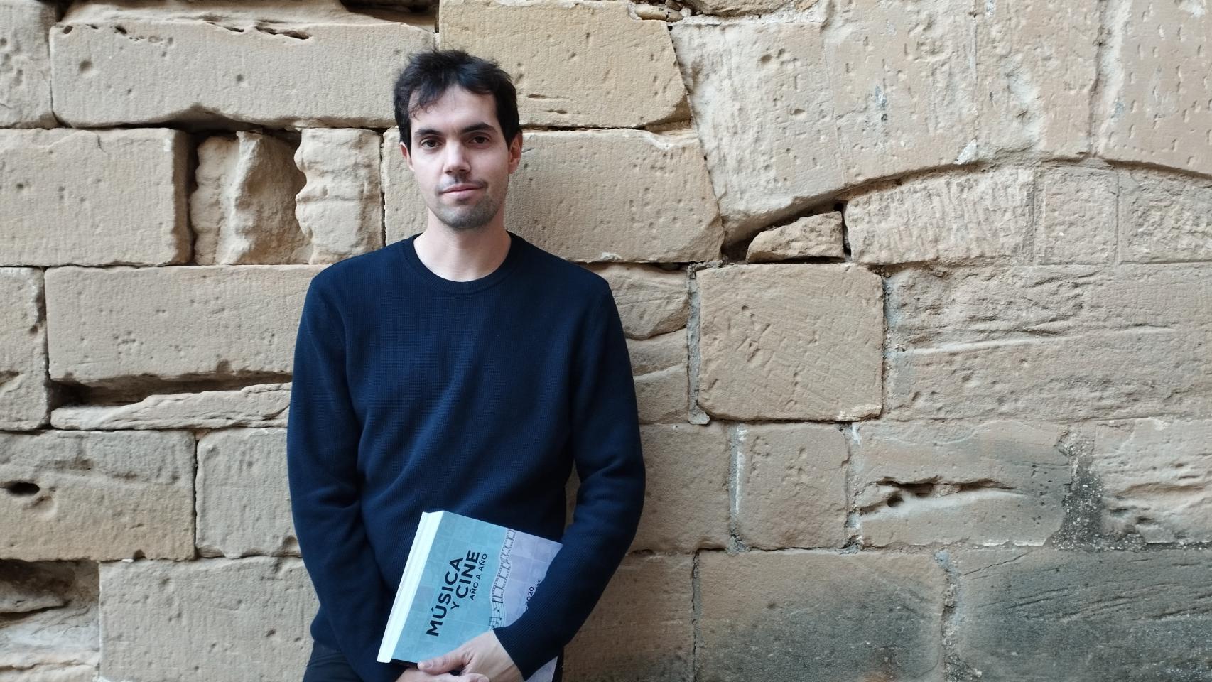 El escritor y divulgador Juan Pérez Ventura sostiene un ejemplar de 'Música y cine, año a año'.