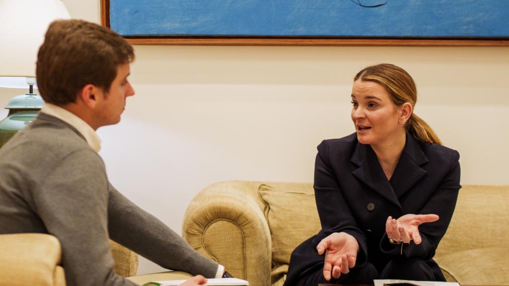 La presidenta Marga Prohens y Pepe Luis Vázquez, durante la entrevista.