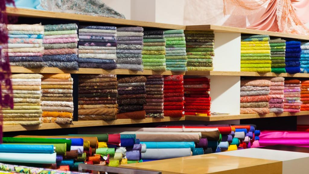 Telas en estanterías de una mercería.