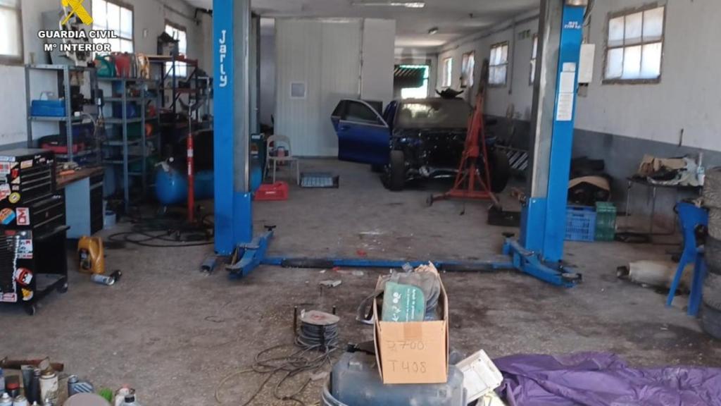 El interior del taller ilegal.