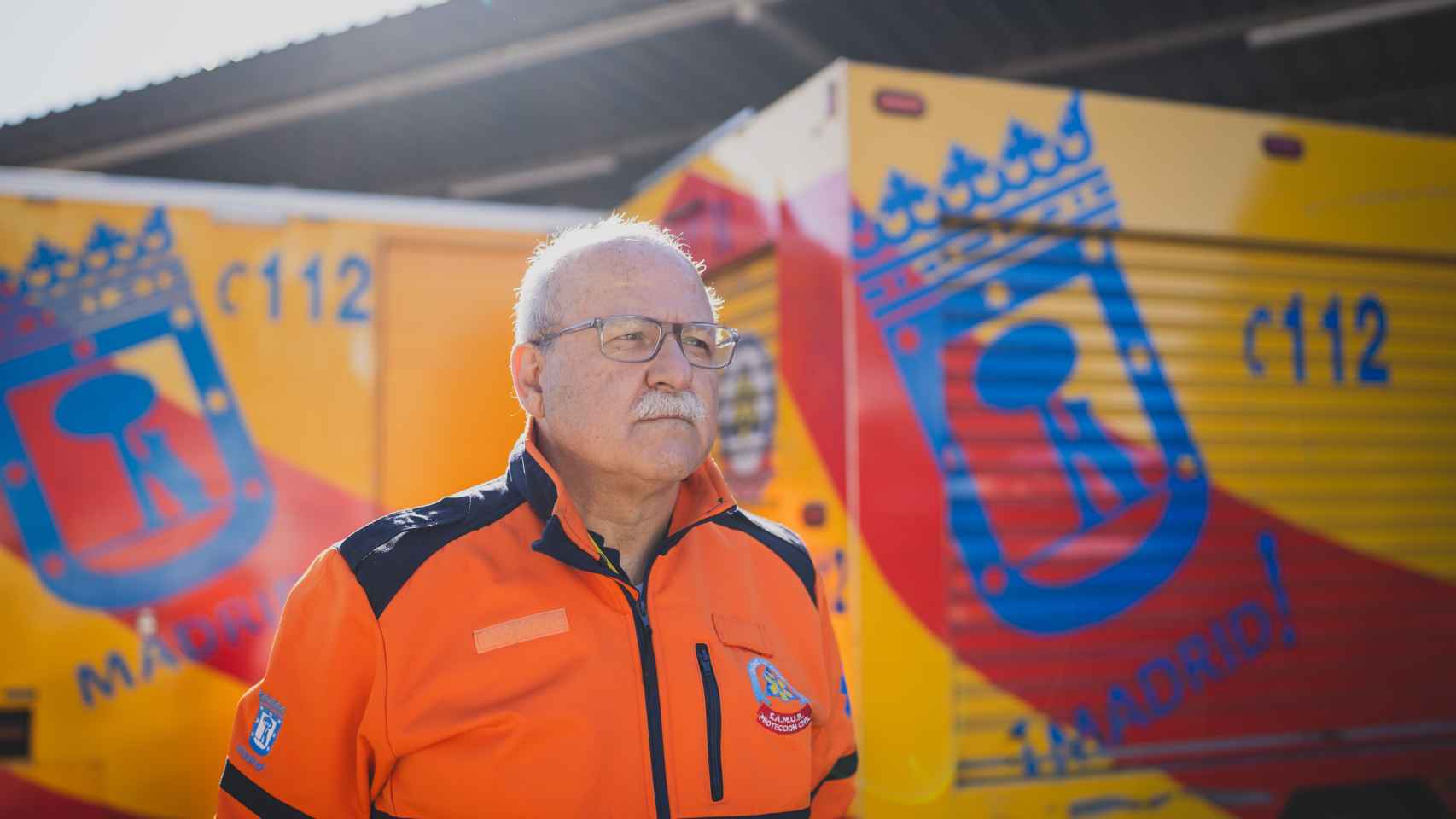 Javier Quiroga, junto a las ambulancias de Samur - Protección Civil.