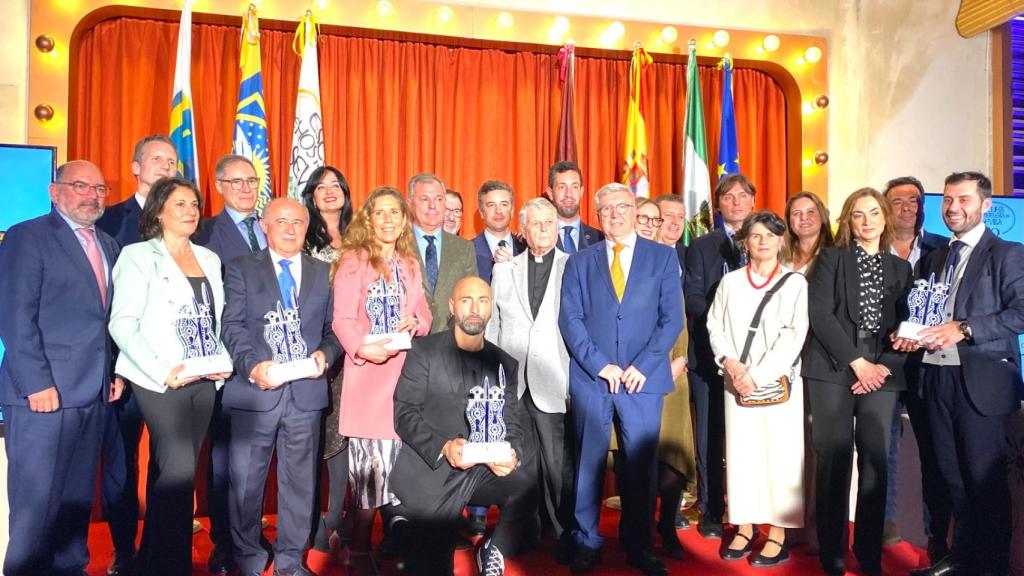 Foto de familia del acto.