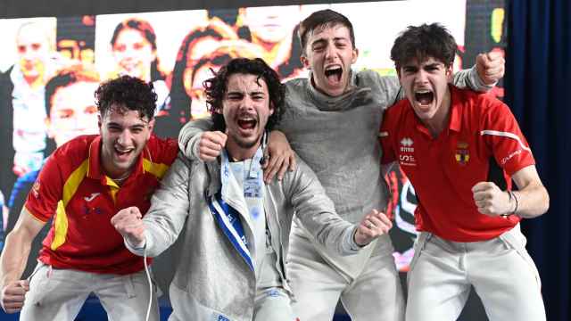 Los integrantes del equipo español de sable masculino celebran el bronce en el campeonato de Europa.