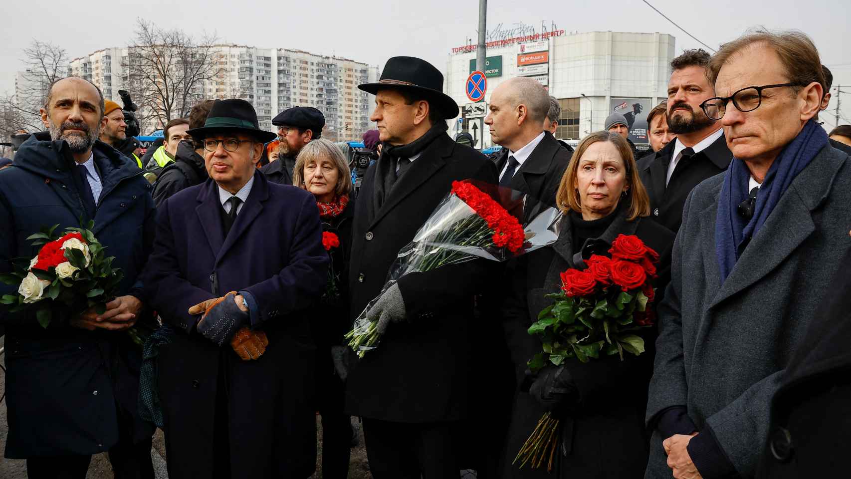La embajadora de EEUU en Rusia, Lynne Tracy, y el embajador de Francia en Rusia, Pierre Levy, en el funeral.