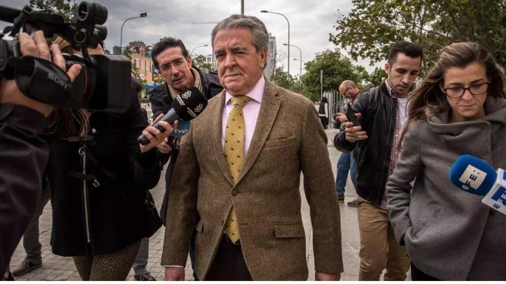 José María Corbín sale de los juzgados.