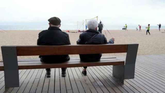 Una pareja de jubilados frente a la playa.