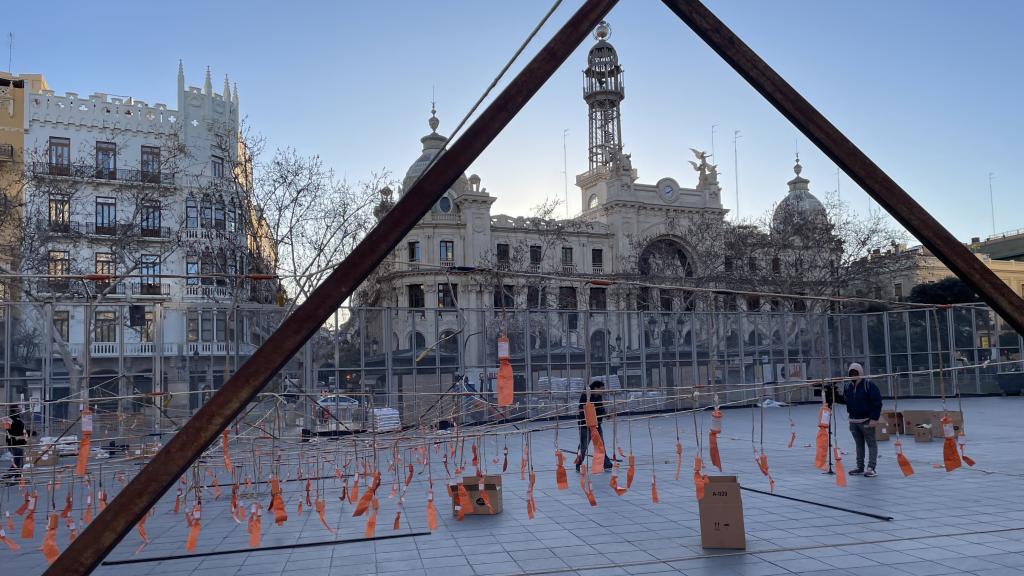 Preparación de la 'mascletà' de Peñarroja. EE