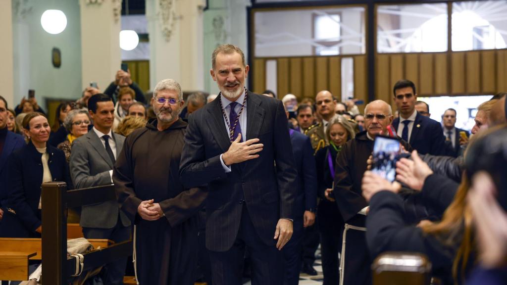 El rey Felipe VI saluda a los fieles a su llegada a la basílica de Jesús de Medinaceli para cumplir con la tradición de la Corona de venerar la imagen del Cristo en el primer viernes de marzo.