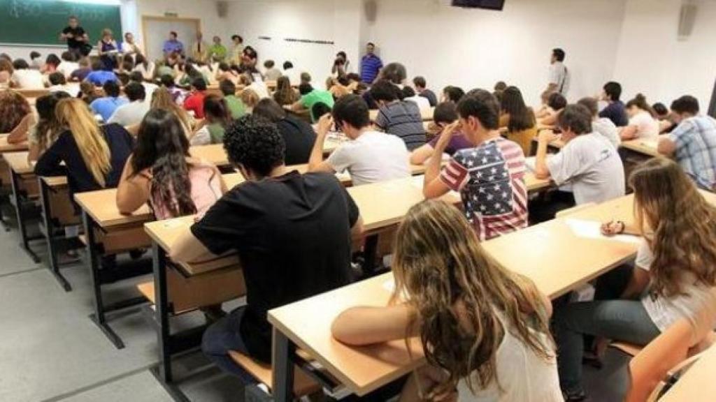 Varios aspirantes a unas oposiciones durante el examen.