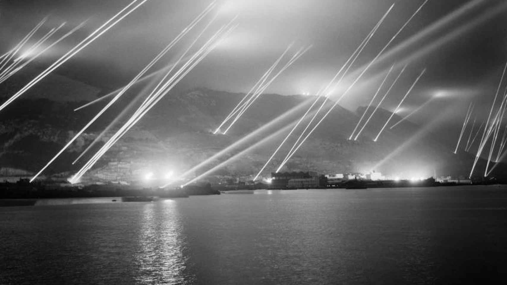 Reflectores británicos en Gibraltar  peinando el cielo en busca de aviones enemigos. 1942