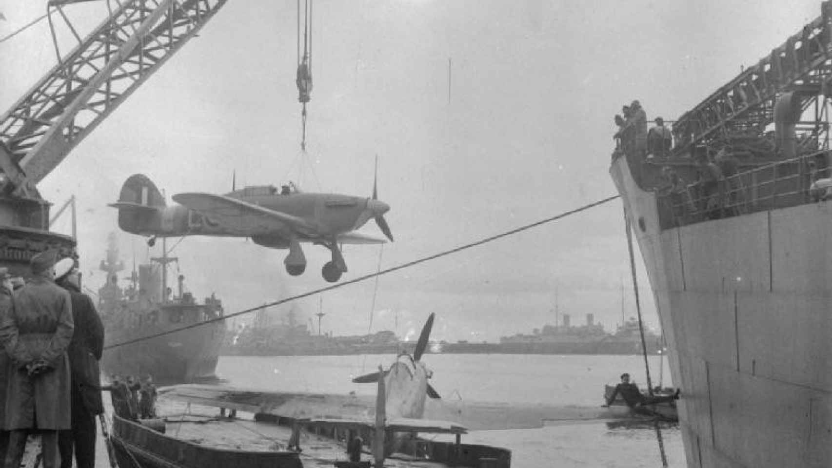 Traslado de aeronaves en el puerto de Gibraltar. 1941